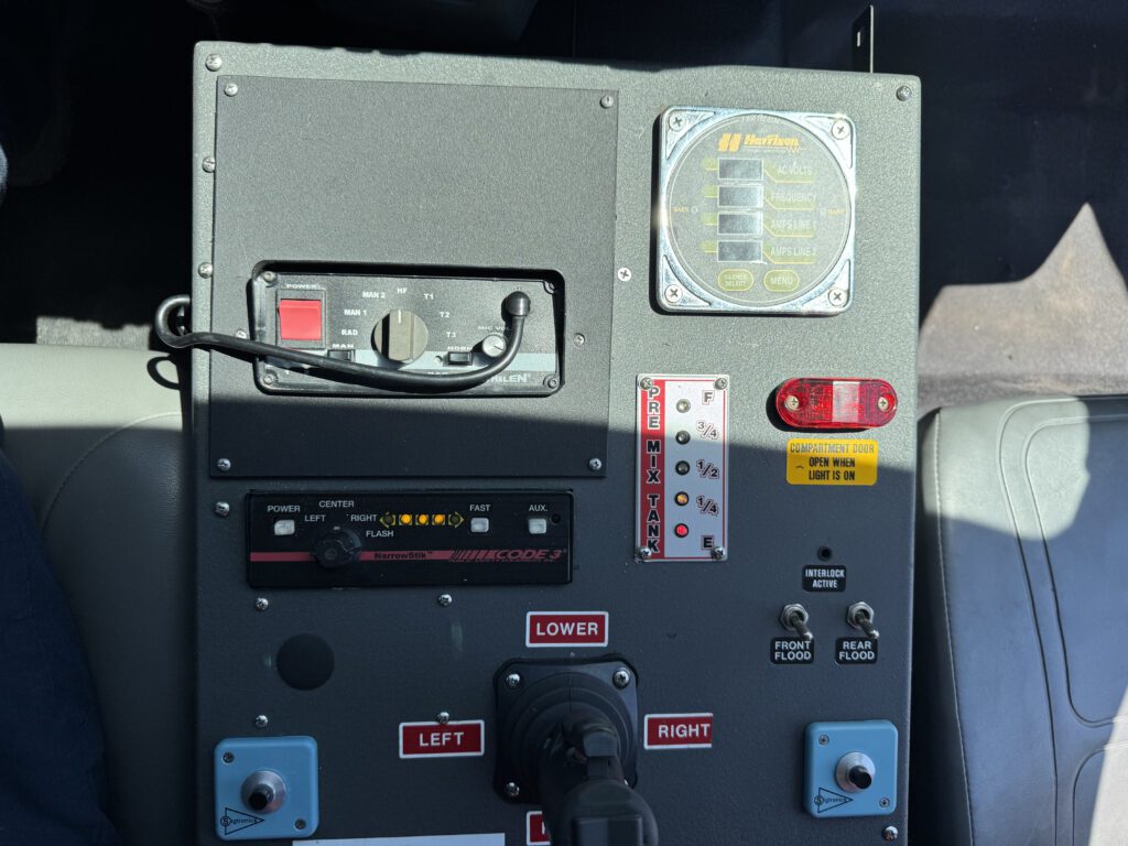 2006 Ford F-750 4×4 Dry Chemical & Foam Truck