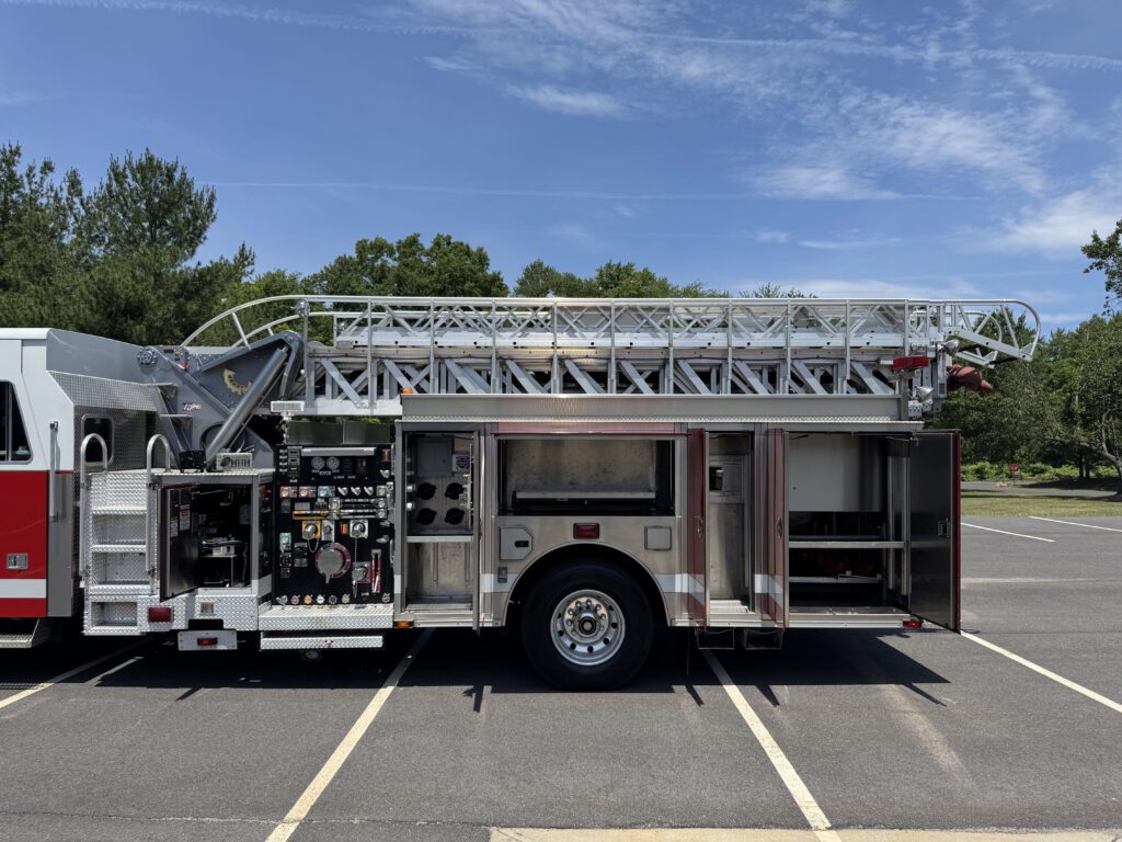 2007 Sutphen 75′ Aerial Ladder