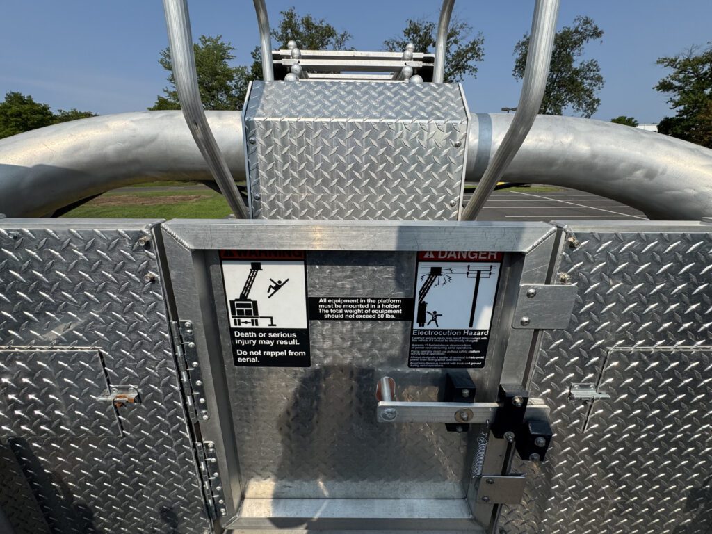 2013 Sutphen SP-90 85′ Aerial Platform